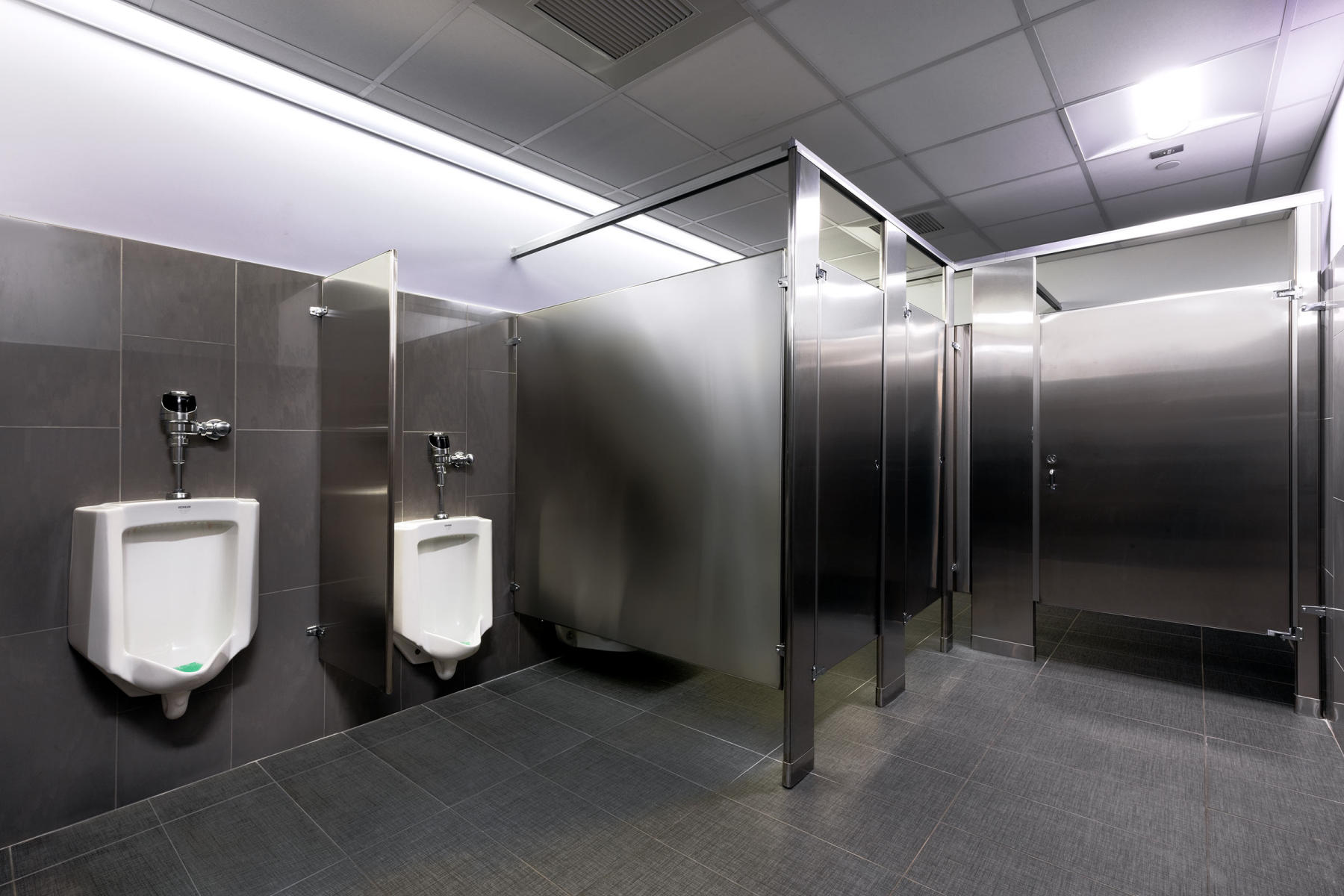 Men's washroom at the Local 32BJ HQ. : Dynamic Construction NY : New York NY Architectural Photographer | Interior and Exterior Photography