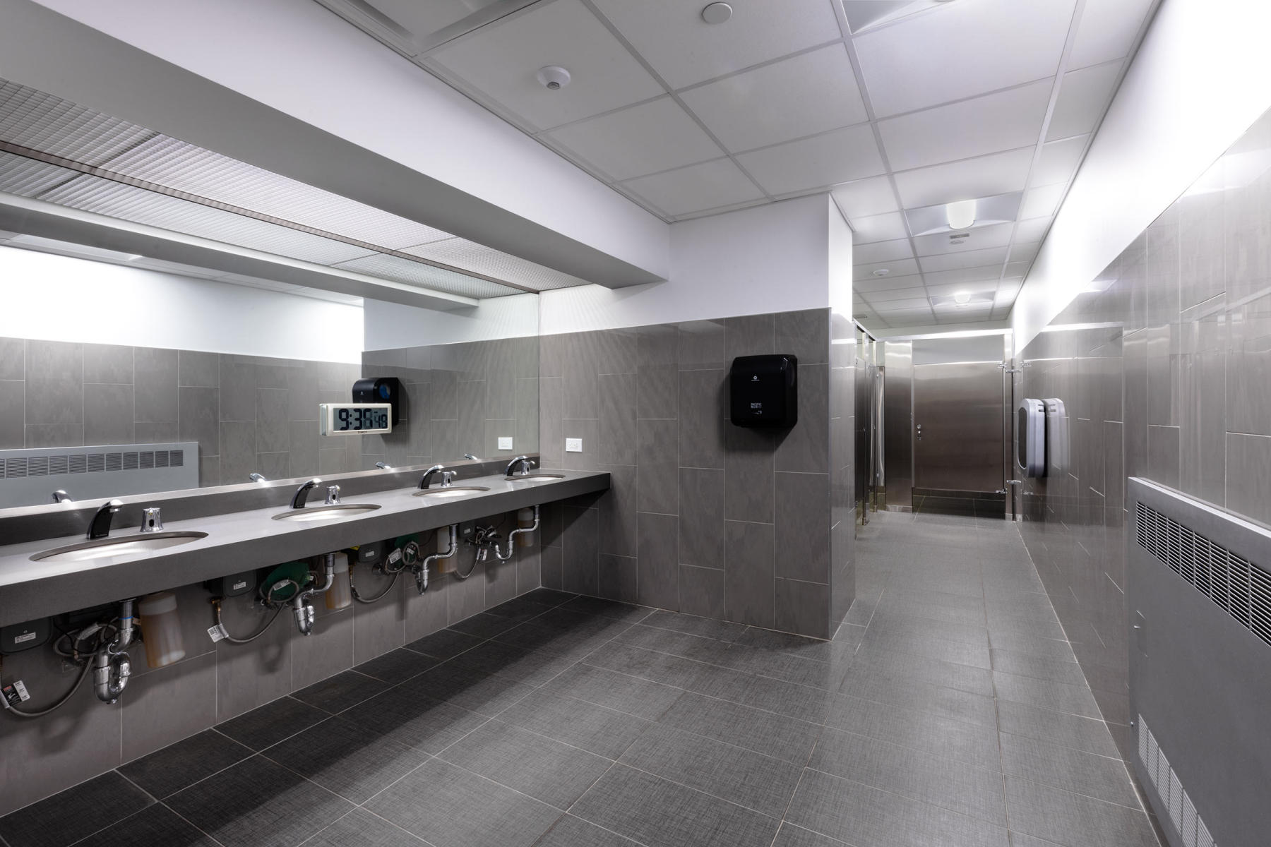 Men's washroom at the Local 32BJ HQ. : Dynamic Construction NY : New York NY Architectural Photographer | Interior and Exterior Photography